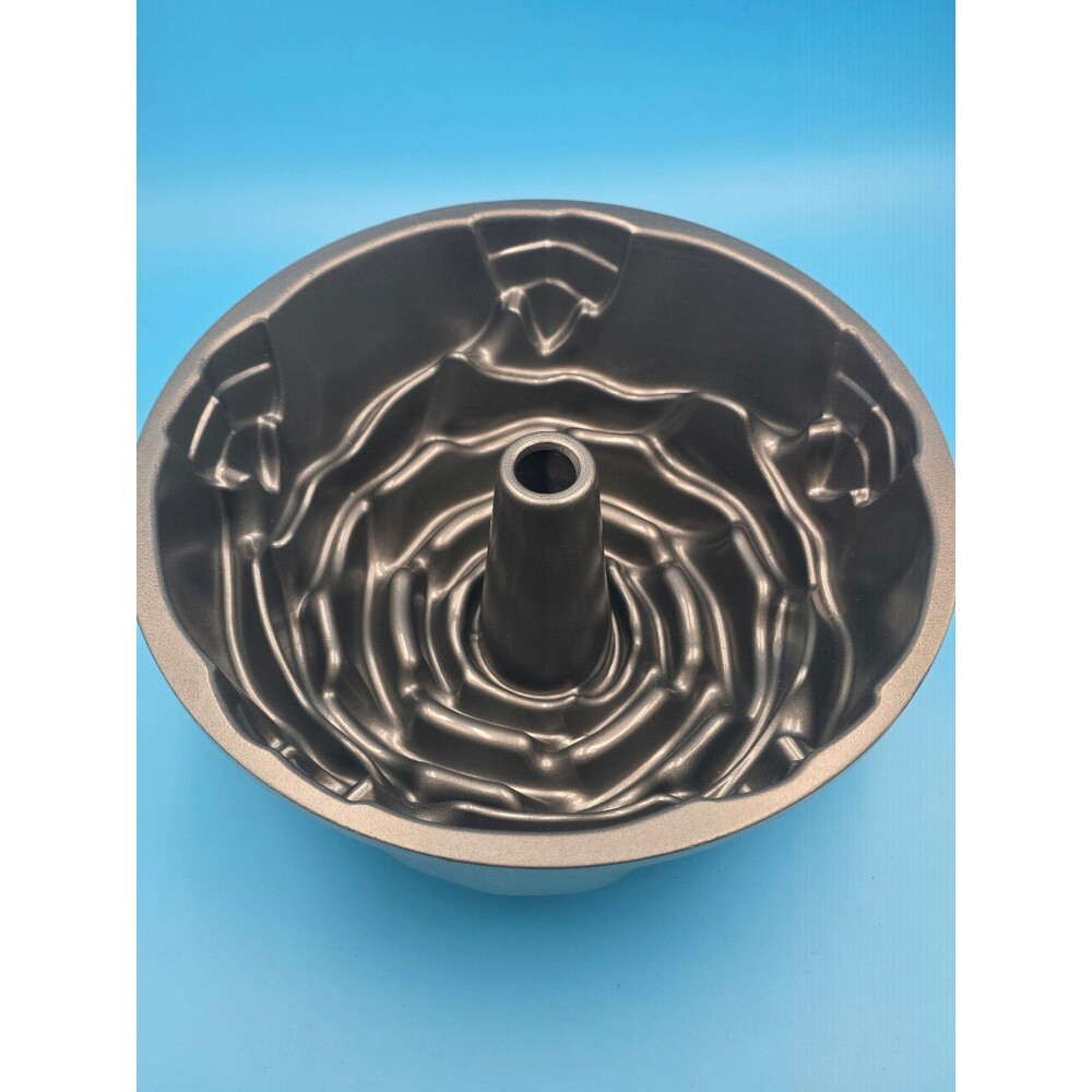 Nordic Ware Rose Bundt Pan 3D Baking Mold Cast Aluminum Non-Stick 10 cups